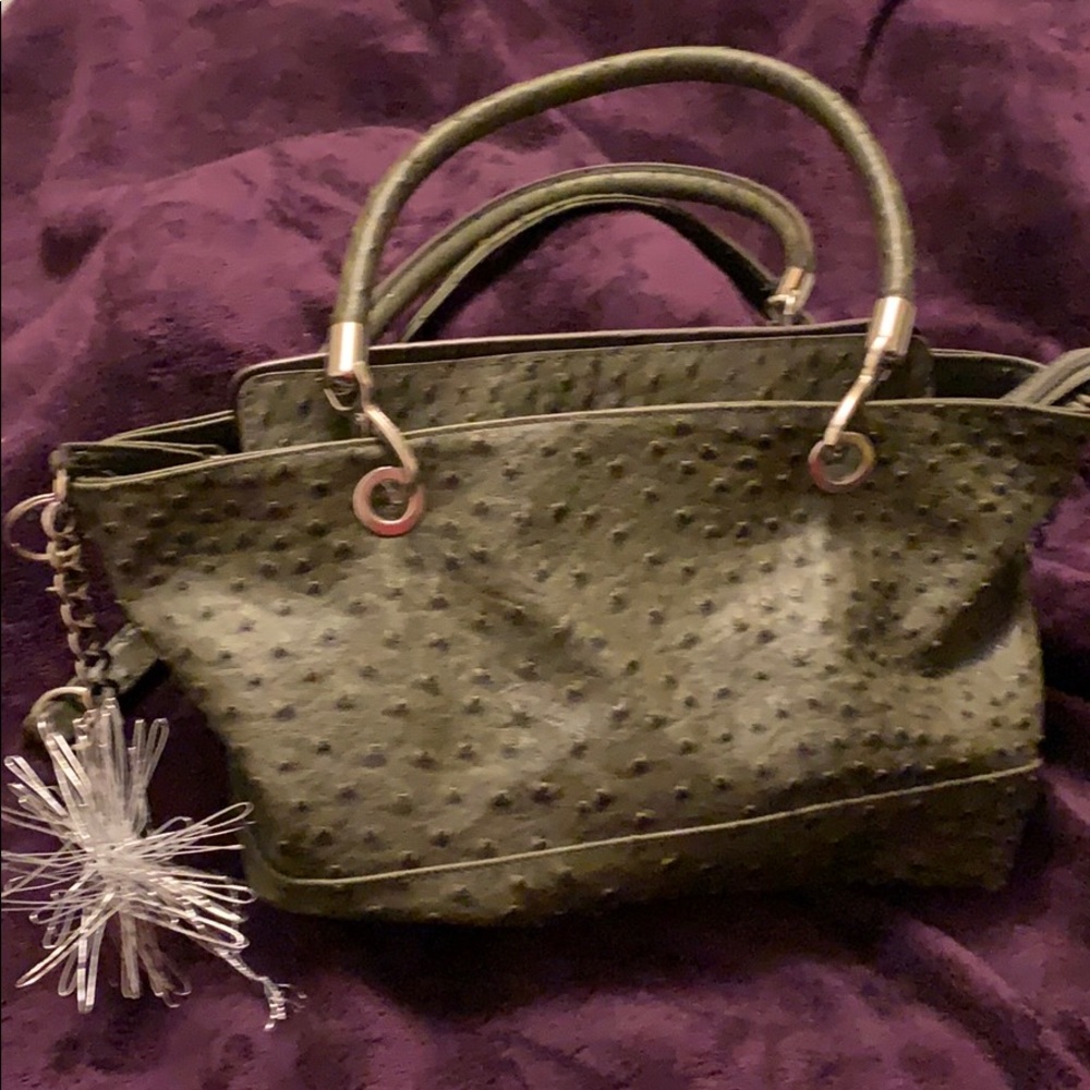 MED SIZED BAG WITH 2 HANDLES, 1 LG AND 2 SM COMP’S